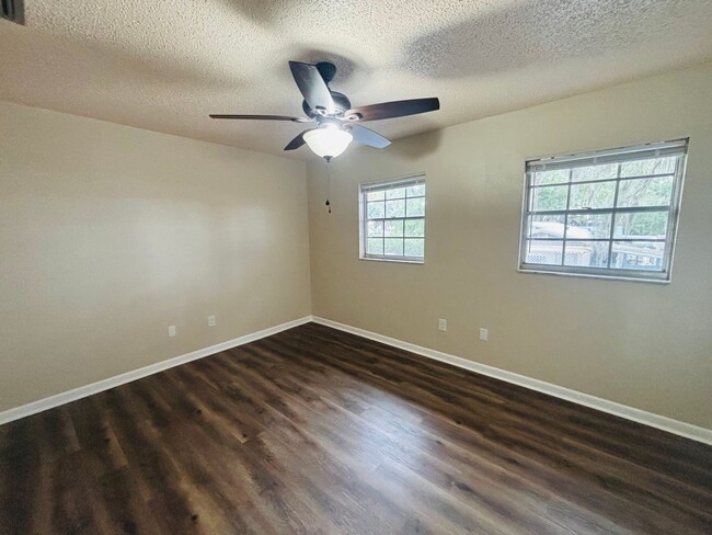 Building Photo - 2/1.5 Townhome near Downtown - will go quick