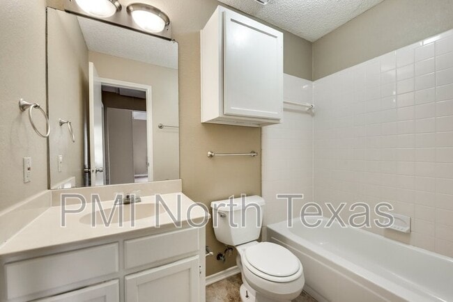 Building Photo - 2701 London Ct