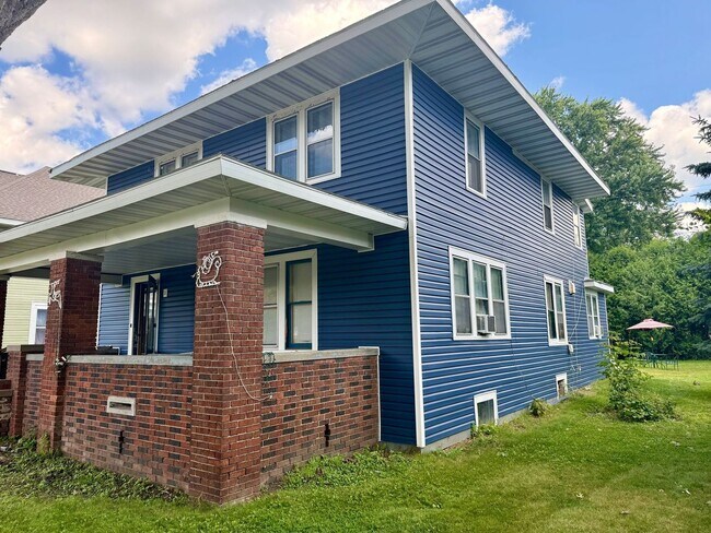 Building Photo - 1343 Grand Ave