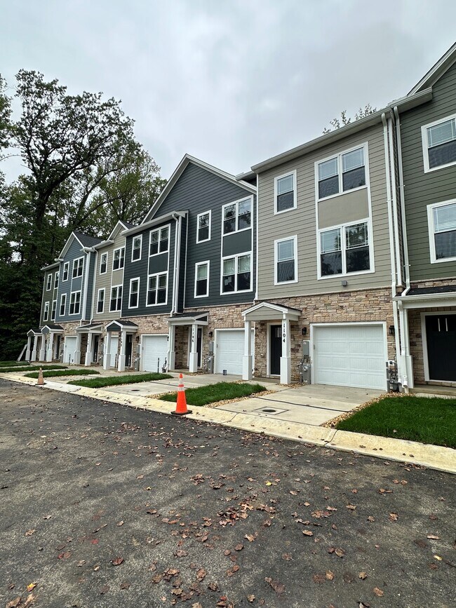 Building Photo - 1104 Thomas Trl