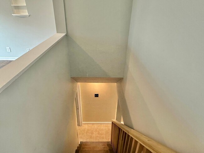 Building Photo - New Price! Beautiful 3 Bedroom home in des...