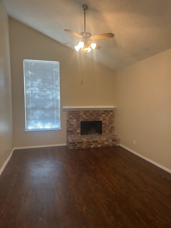 Building Photo - Corner lot Townhouse with yard! fireplace,...