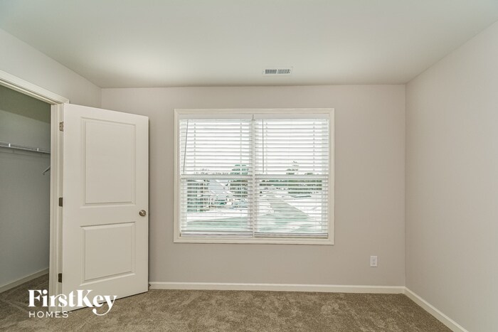 Building Photo - 135 Hillview Dr