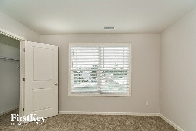 Building Photo - 135 Hillview Dr