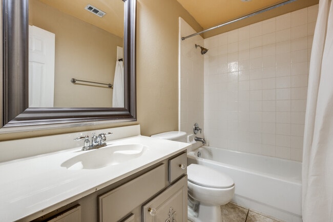 Building Photo - 1281 Golf Club Dr