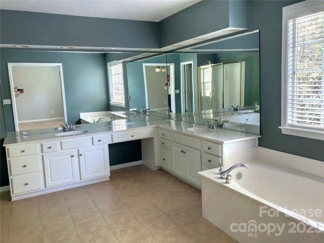 Building Photo - 11114 Knight Castle Dr