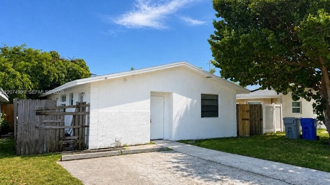 Building Photo - 2250 NW 4th Ct