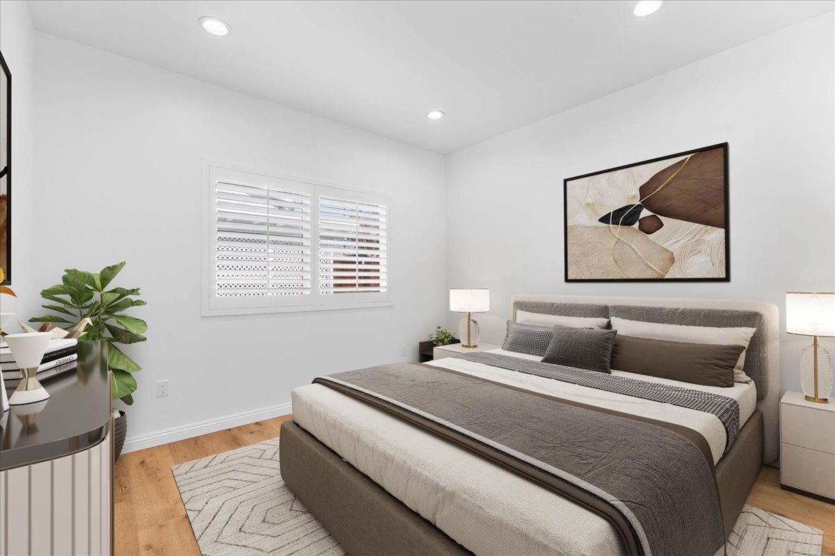 2nd Bedroom & Mirrored walk-in closet - 408 W Walnut Ave