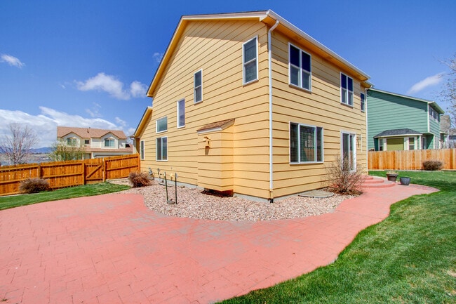 Building Photo - Impeccable 5 Bedroom Home with Mountain Views