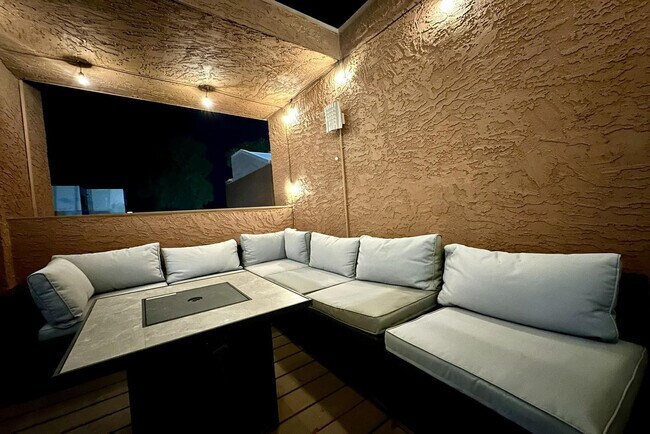 Building Photo - 7401 N Scottsdale Rd