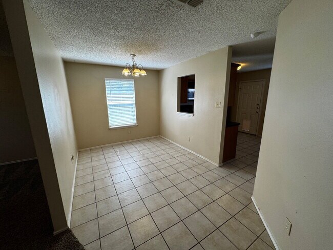 Building Photo - Stunning 2-Bed Oasis in Established Neighb...