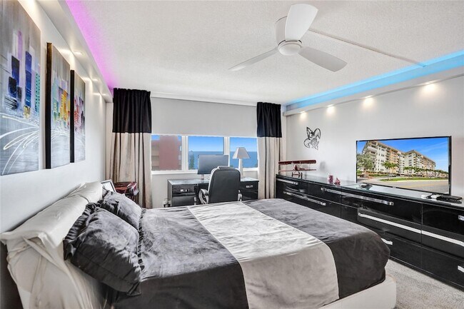 Building Photo - 1150 Hillsboro Mile Unit 1016