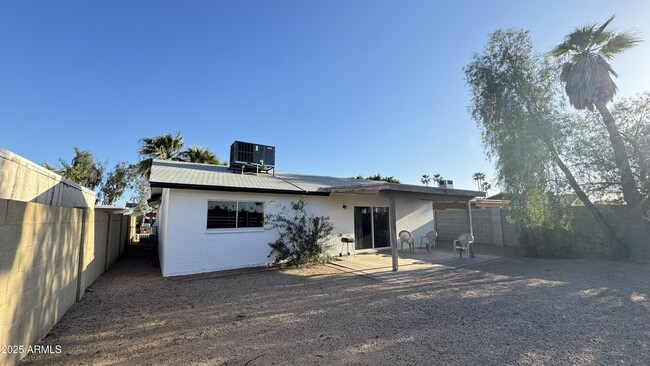 Building Photo - 10416 W Devonshire Ave