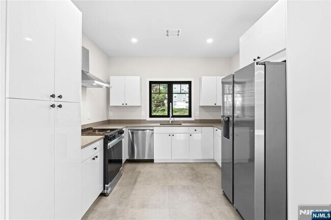 Building Photo - 165 Jefferson Ave