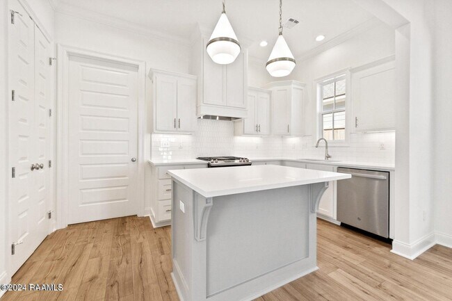 Building Photo - 128 Oak Village Dr
