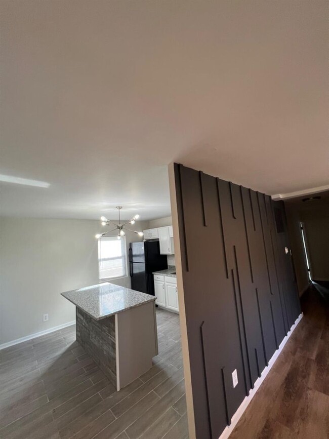 Building Photo - Home Short Drive to the Beach! MOVE IN SPE...