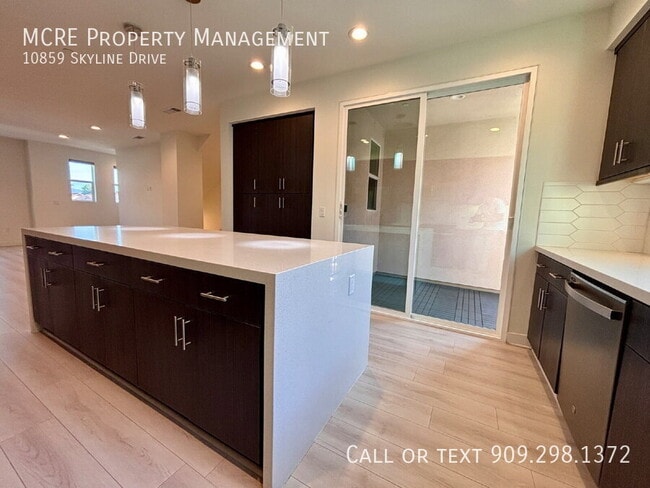 Building Photo - 10859 Skyline Dr