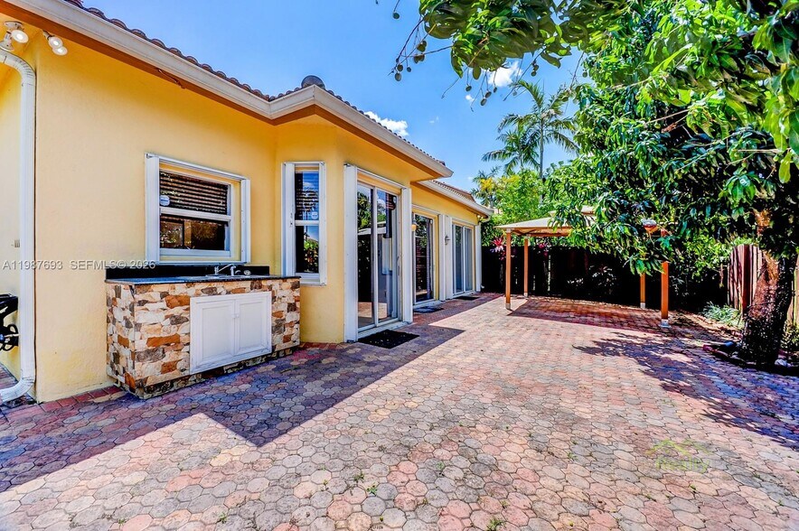 Building Photo - 5860 NW 111th Ave