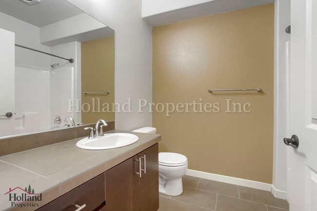 Building Photo - 670 NE Roydon Ln