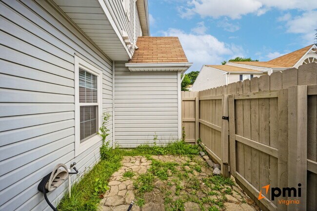Building Photo - 2 Bed 2.5 Bath renovated townhome Virginia Beach