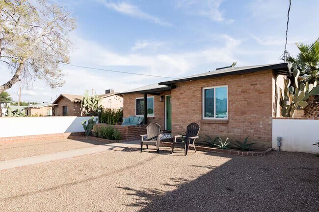 Building Photo - FARM VIEW BUNGALOW across from UofA Campus Farm! Available Today!