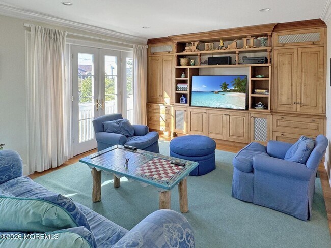 Building Photo - 985 East Ave