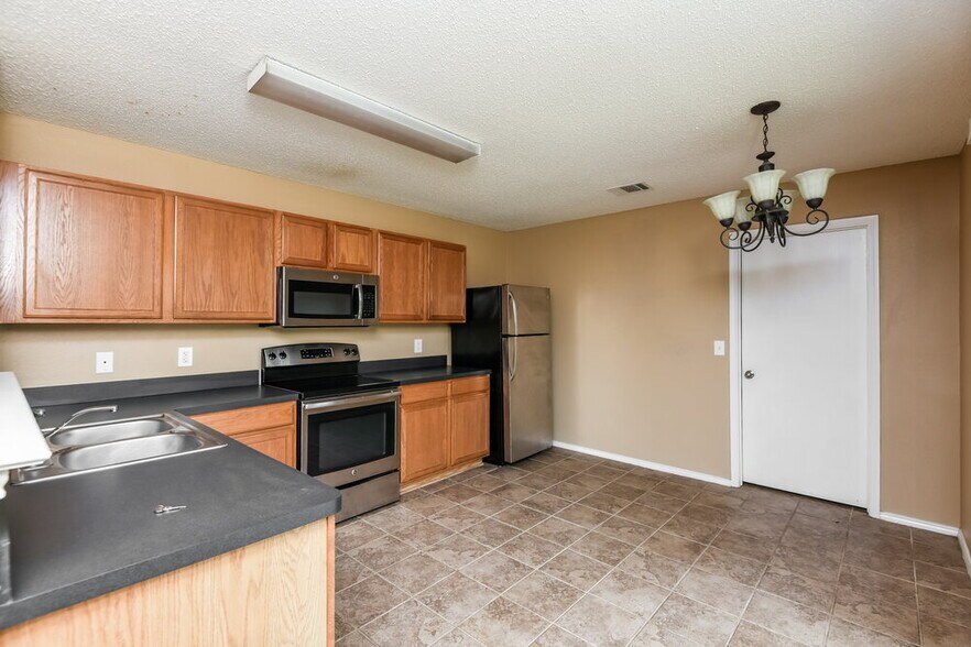 Building Photo - 949 Canary Dr