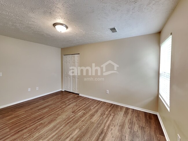 Building Photo - 2727 Sutherland Dr