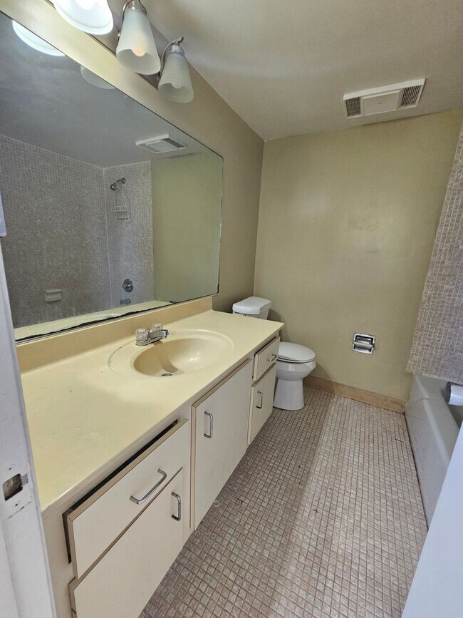 Building Photo - Large  1BR/1.5BA. No minimum Credit Score required!