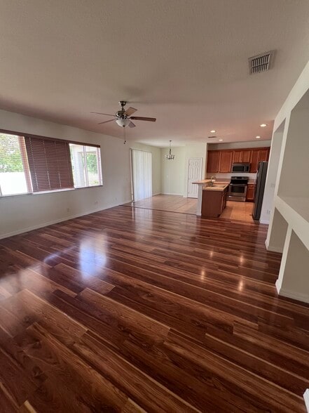 Building Photo - 423 SW Alcan Dr