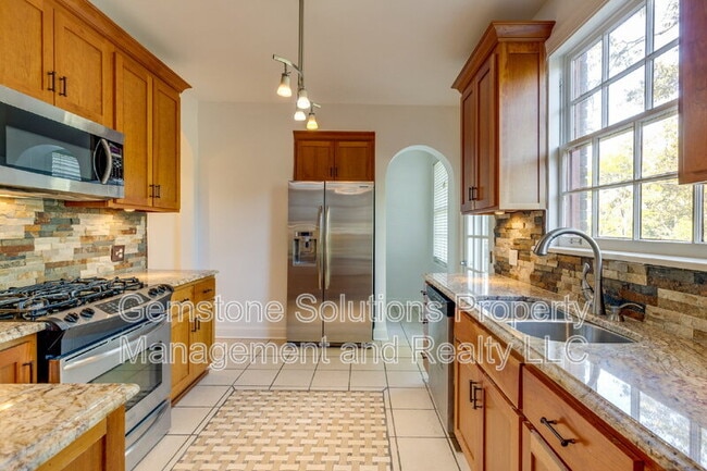 Building Photo - 502 32nd Ave S