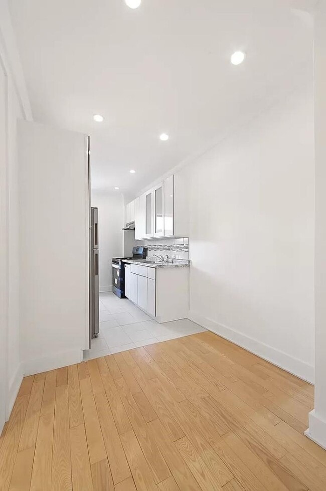 Building Photo - 44-14 Newtown Rd