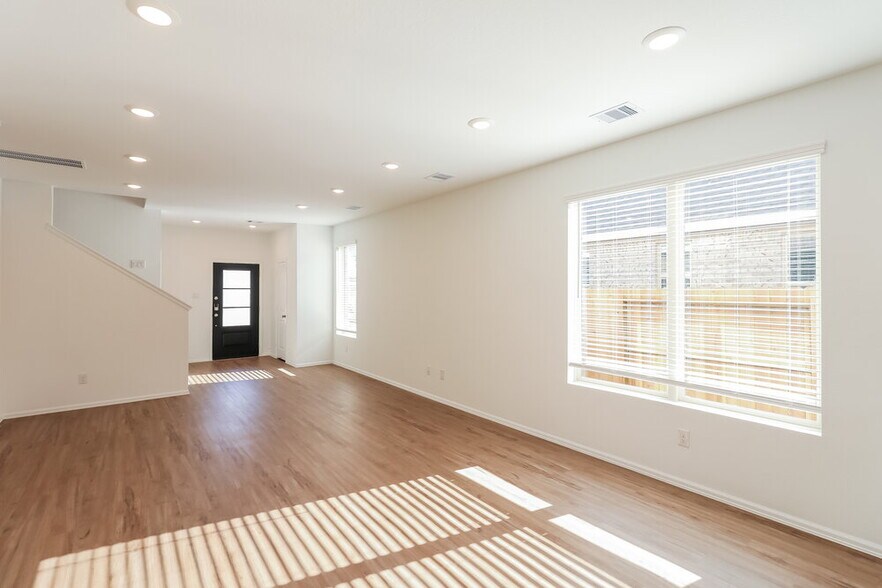 Building Photo - 1934 Ballesteros St