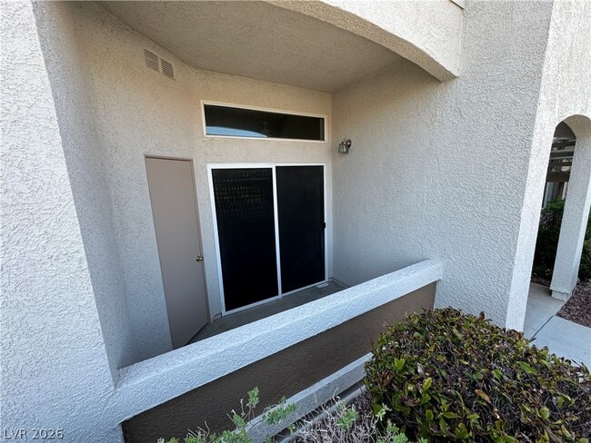 Building Photo - 2305 W Horizon Ridge Pkwy