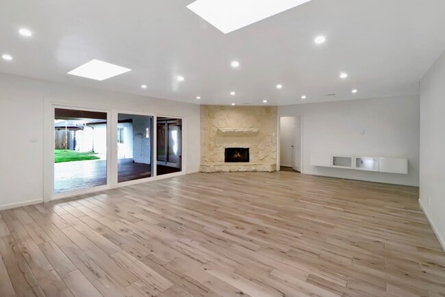 Building Photo - 5602 Sylmar Rd