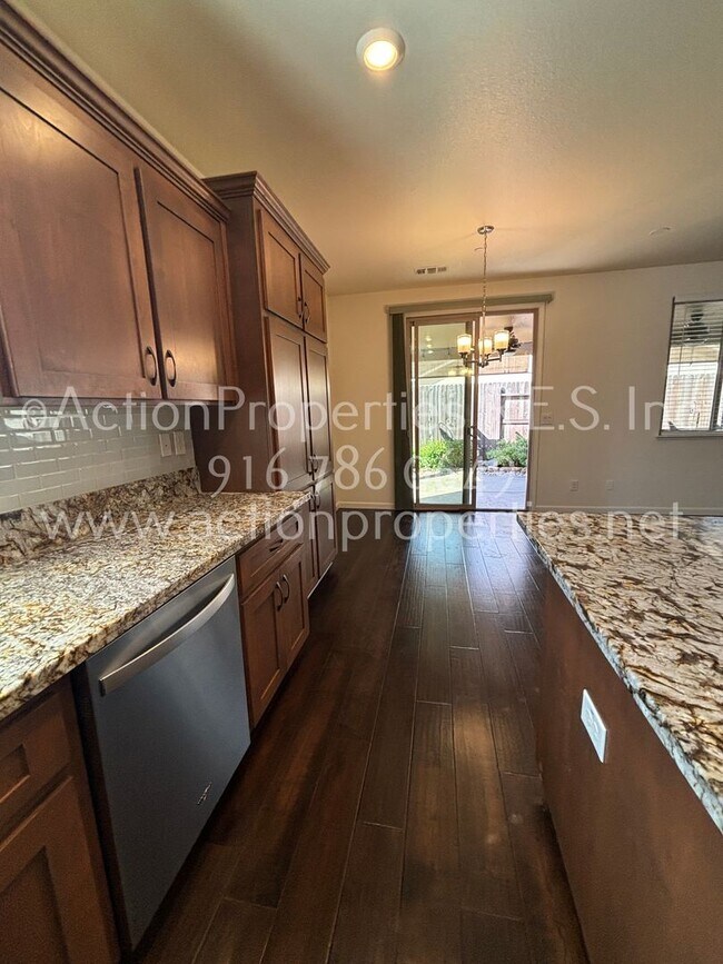 Building Photo - Solar Rocklin Gated Single Story: Close To Shopping 3 Bedroom 2 Bath, Covered Patio, Low Maintena...