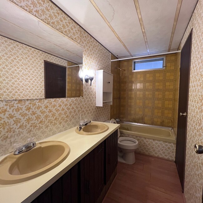 Building Photo - 282 Pete Martin Dr