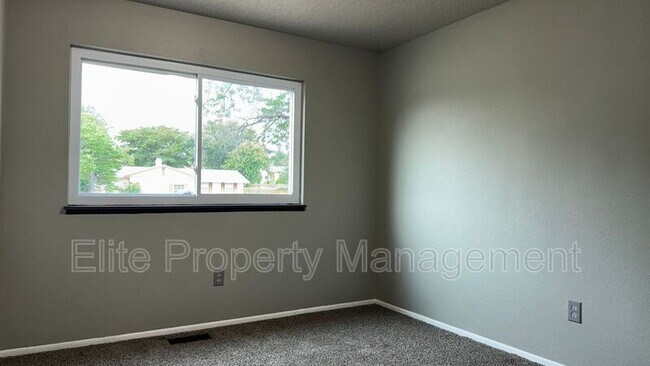 Building Photo - 4030 Ridge Dr