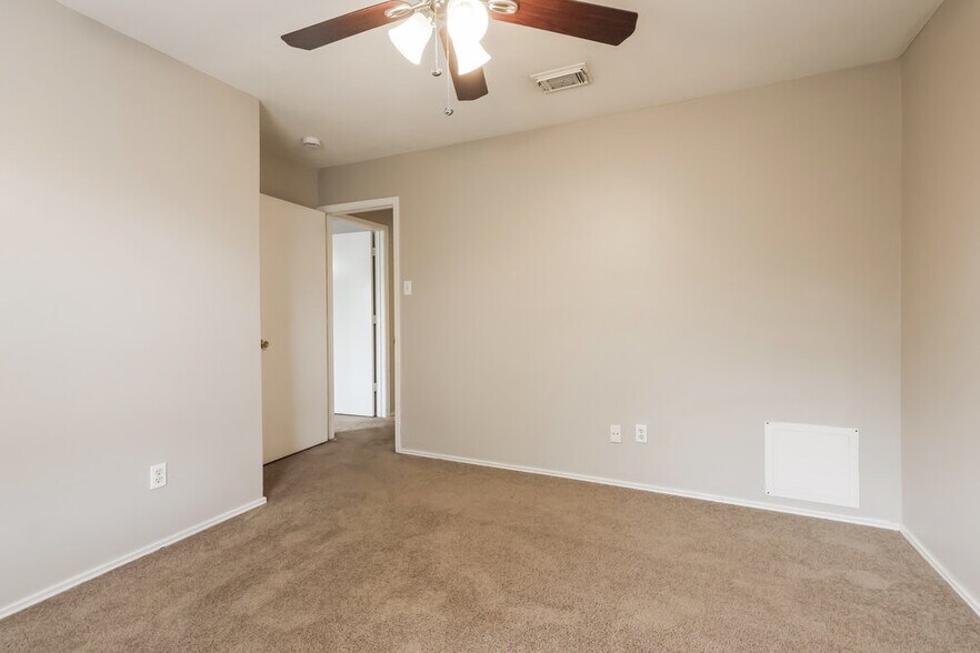 Building Photo - 19530 Sandy Bank Dr