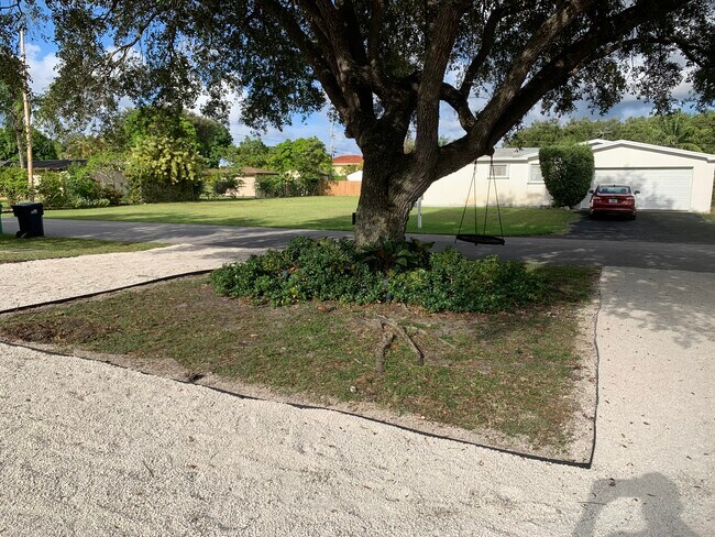 Building Photo - 10790 SW 88th Ave
