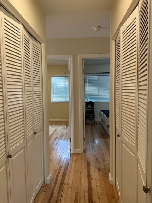 Building Photo - Stunning END-UNIT 3-bedroom condominium located in Agoura Hills