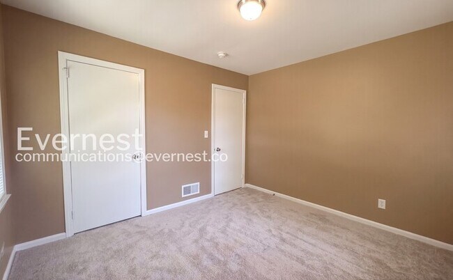 Building Photo - 4 Bed, 2 Bath Home with Fenced Yard / Available Now!
