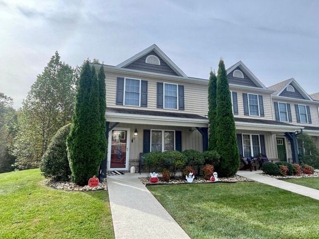 Primary Photo - Beautiful 3Bedroom/3Bath Town-Home