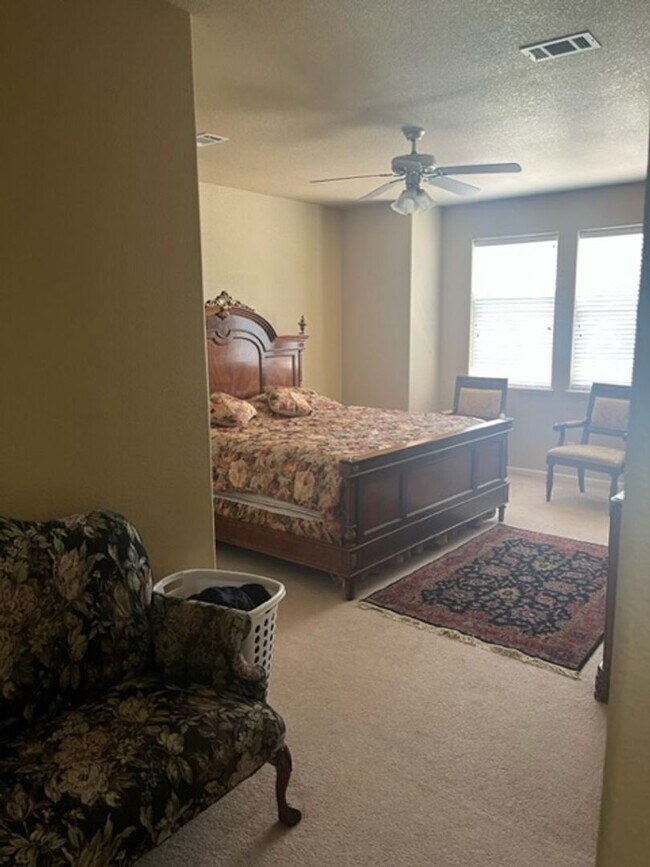 Building Photo - Beautiful move-in ready patio home in Fort...