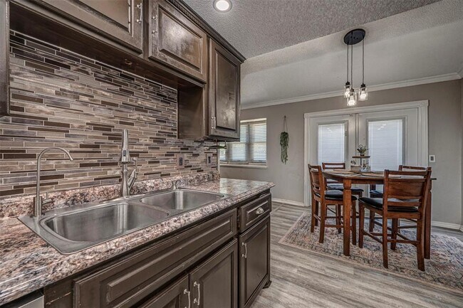 Building Photo - 8421 Woodhue Dr