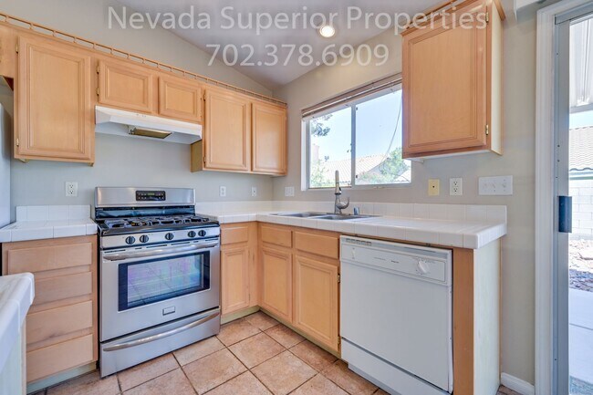 Building Photo - SE Single Story 3 Bedroom Home!!! Low Main...