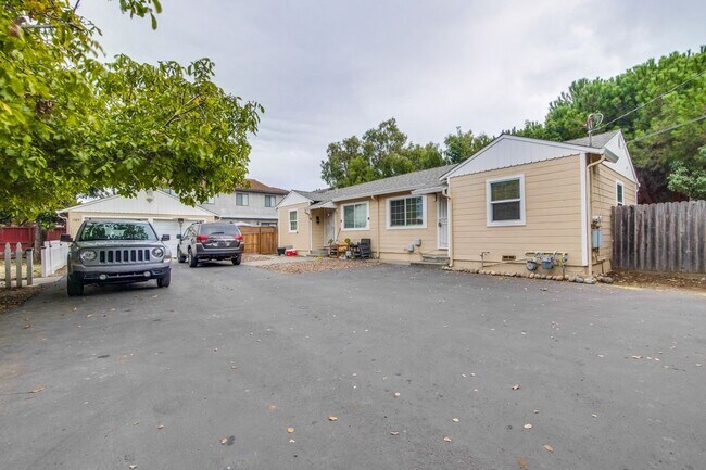 Building Photo - I Street