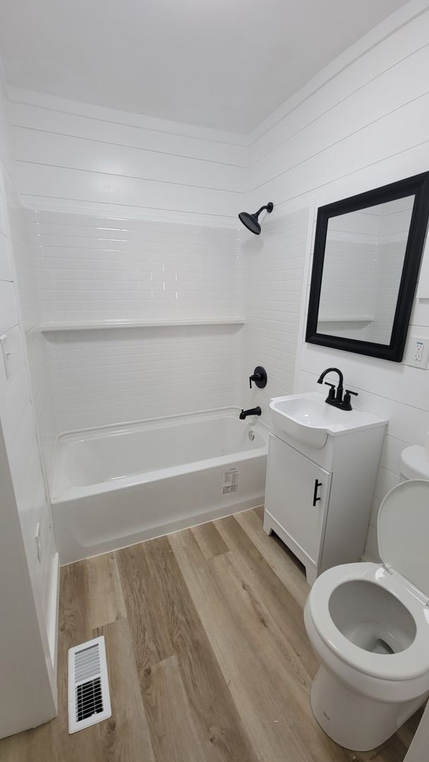 Building Photo - 2 bedroom 1 bath house - 3 minutes from No...