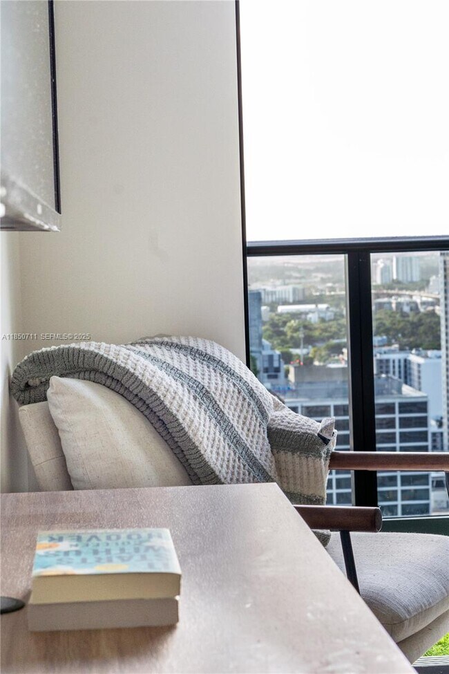 Building Photo - 601 NE 1st Ave