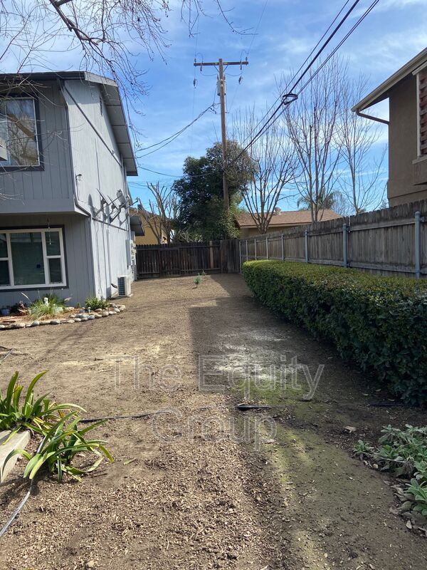 Building Photo - 701 E Noble Ave